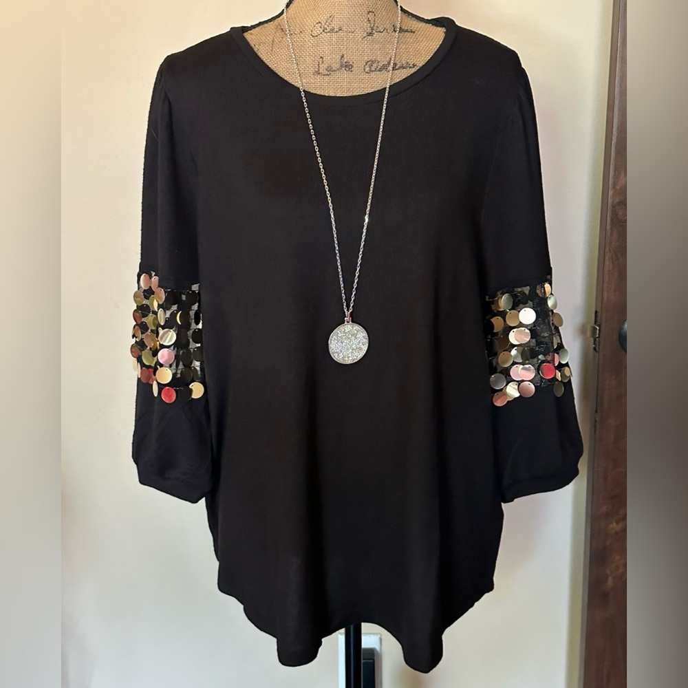 Chic and fun top-New with tag! (Necklace not included)